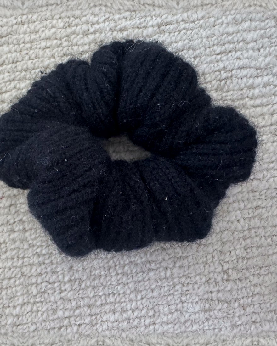 Black cable chouchou