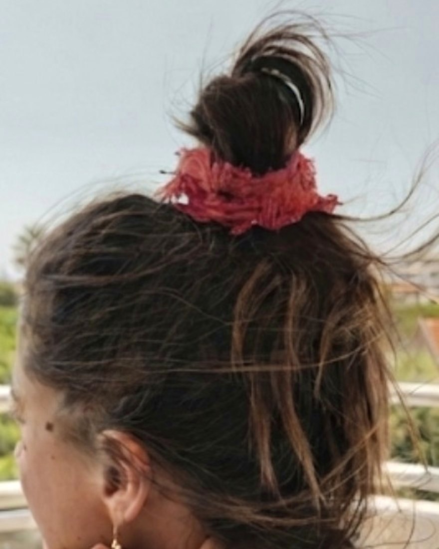 The pink fringed chouchou, worn
