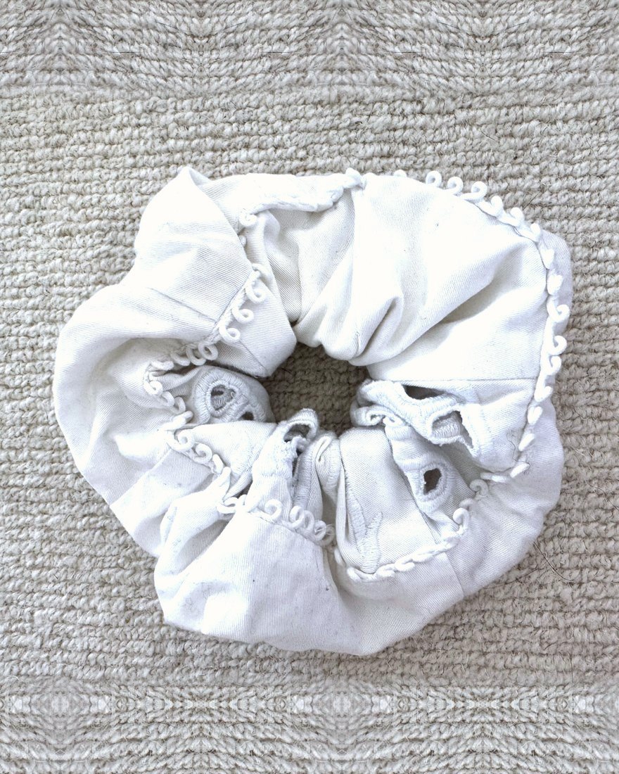 Ivory, looped edge chouchou