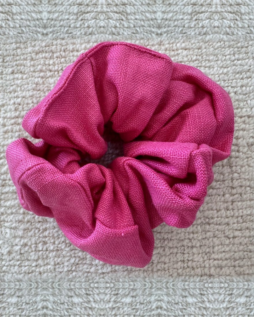 Fuchsia linen chouchou