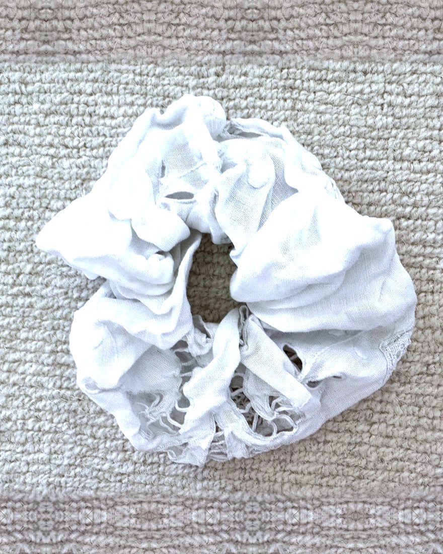 White broderie chouchou