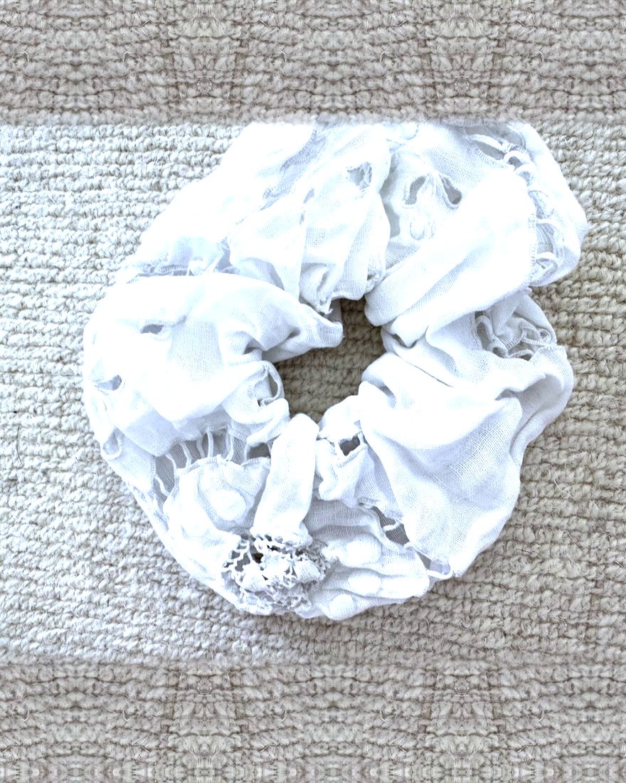 White gauze chouchou