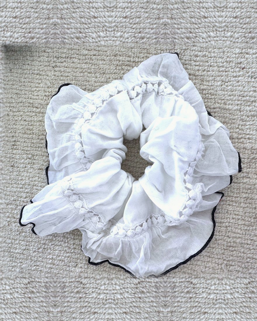 White pompom chouchou
