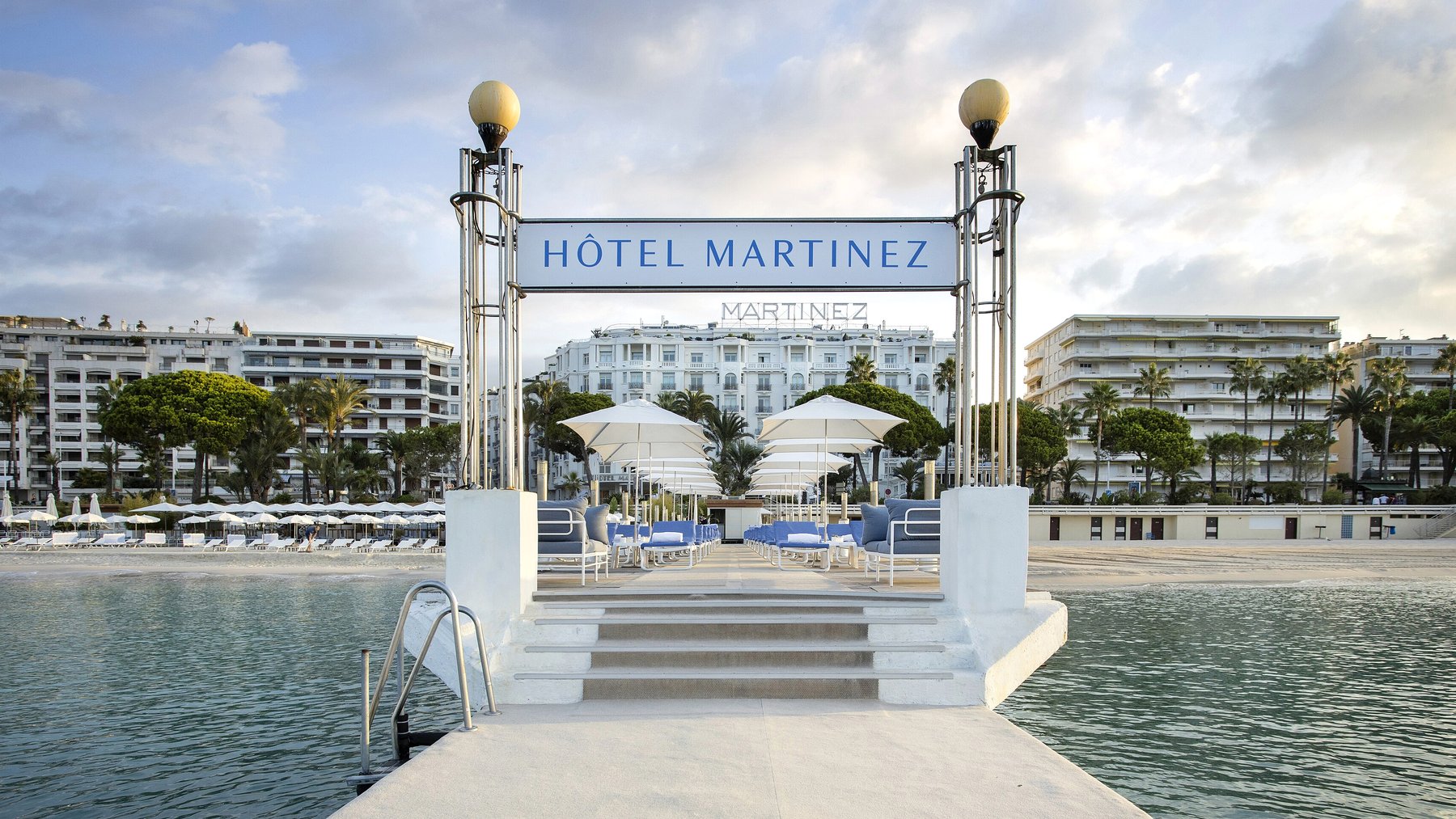 The pier and beach entrance of the Hôtel Martinez on the Croisette